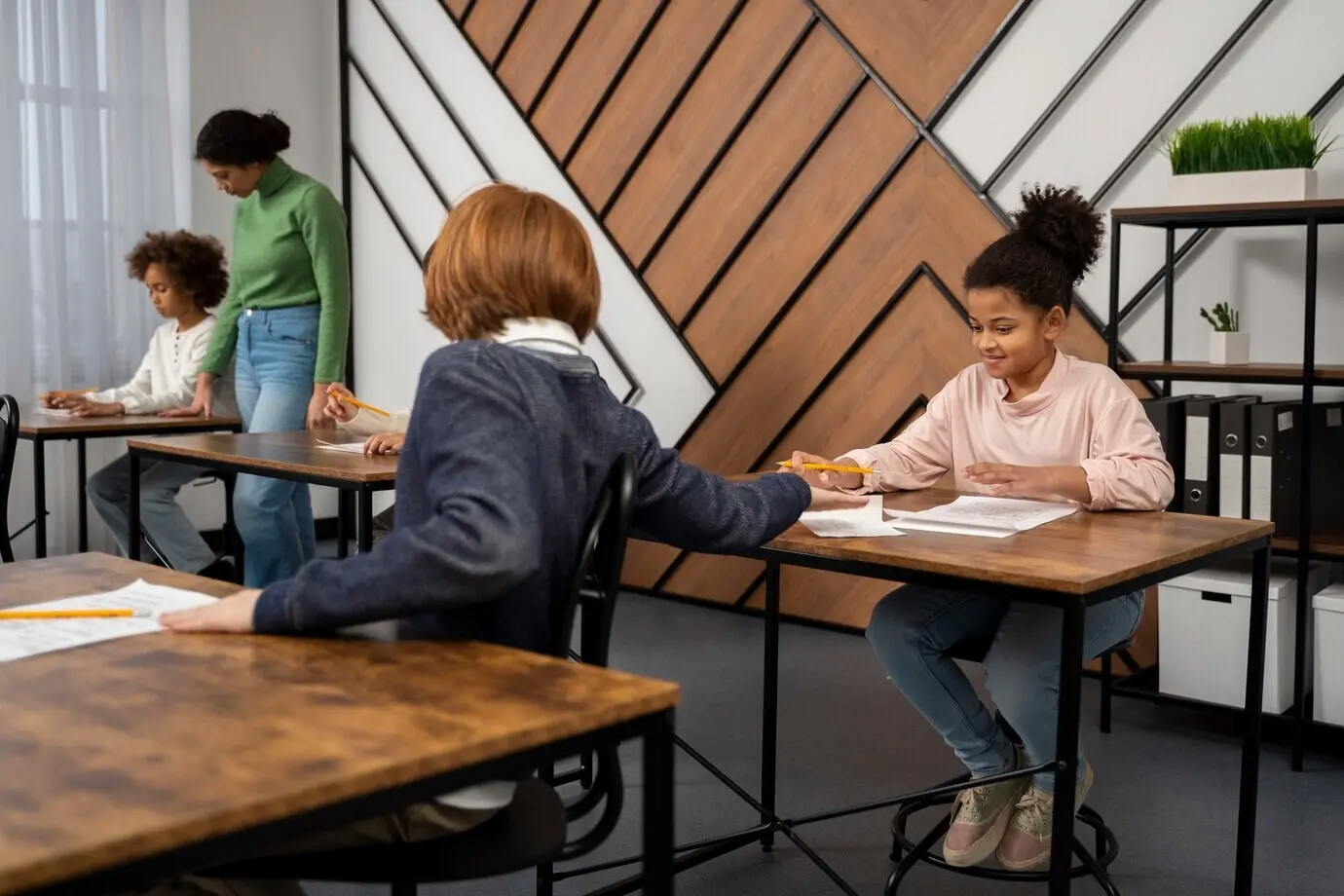 Seitenansicht von Kindern, die in der Schule schummeln.