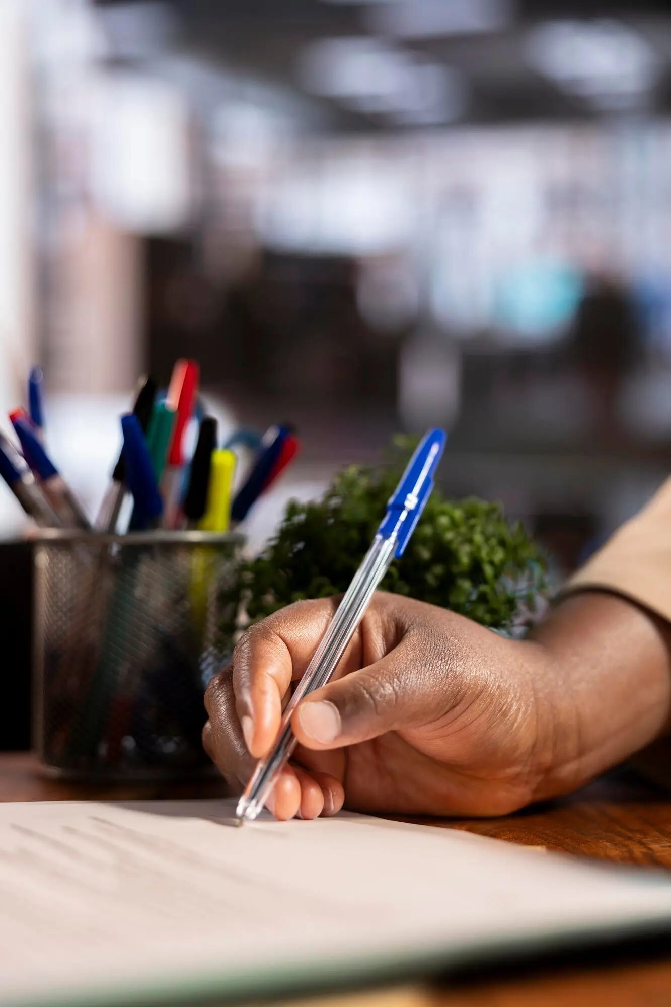 Verschiedene Geschäftsfrauen in einem multikulturellen Büro, die eine Vereinbarung unterzeichnen.