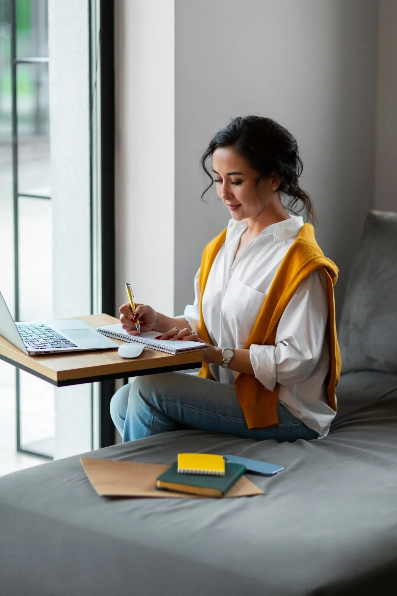 Geschäftsfrau mittleren Alters hispanischer Herkunft